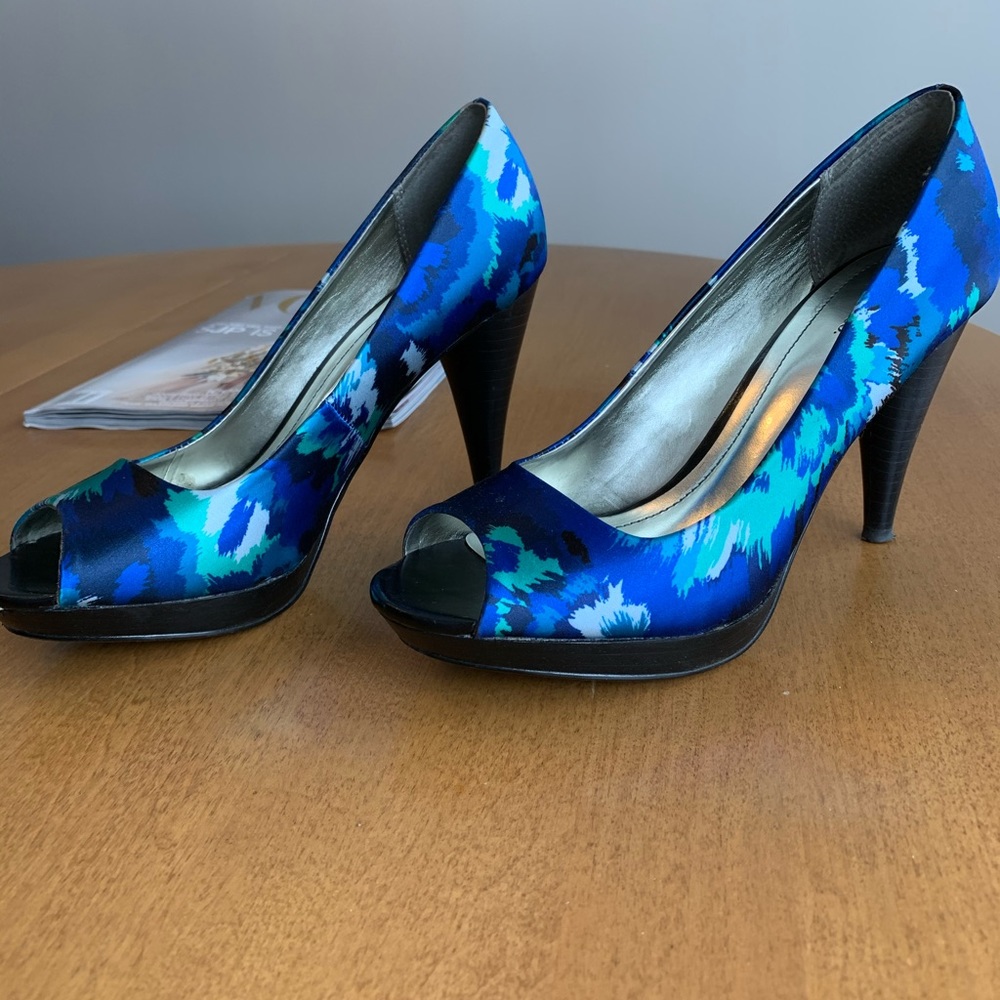 LOVELY 💙💚 Style & Co. Blue/Green/White Abstract Satin High Heels/Pumps 6-6.5! - Picture 3 of 16